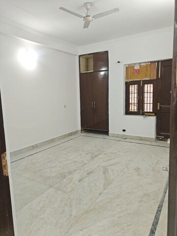 Room in 3 BHK Builder Floor at Sector 31 – for Rent