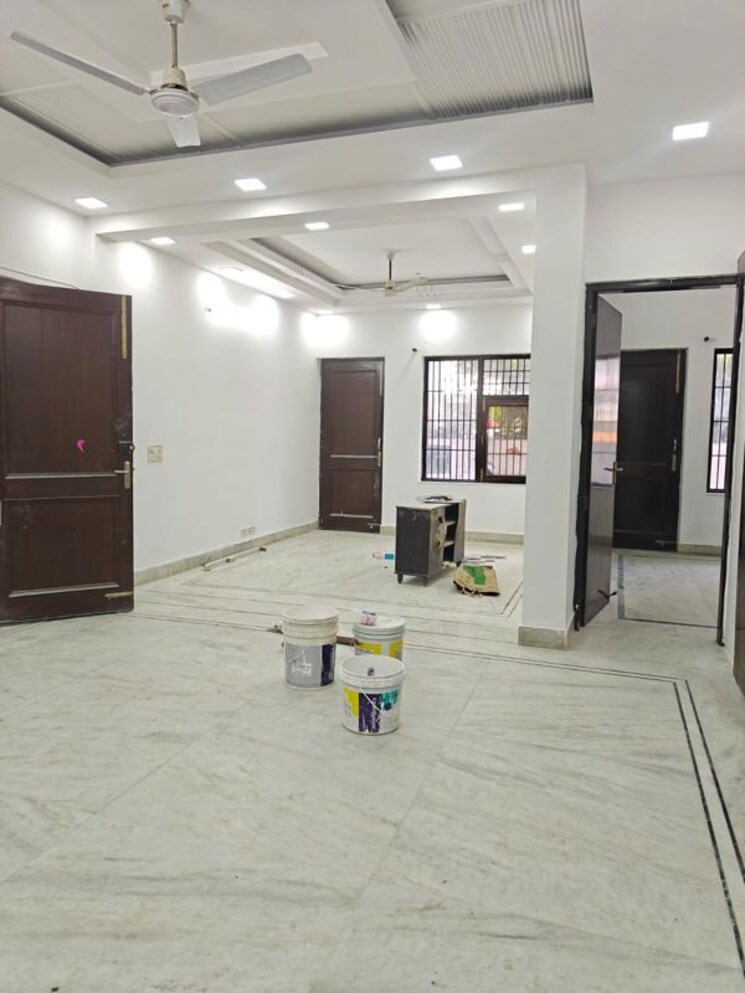  Parking, sector 31 3 Bedroom 2569 Sq.Ft. Builder Floor In Sector 31 Gurgaon 9858176