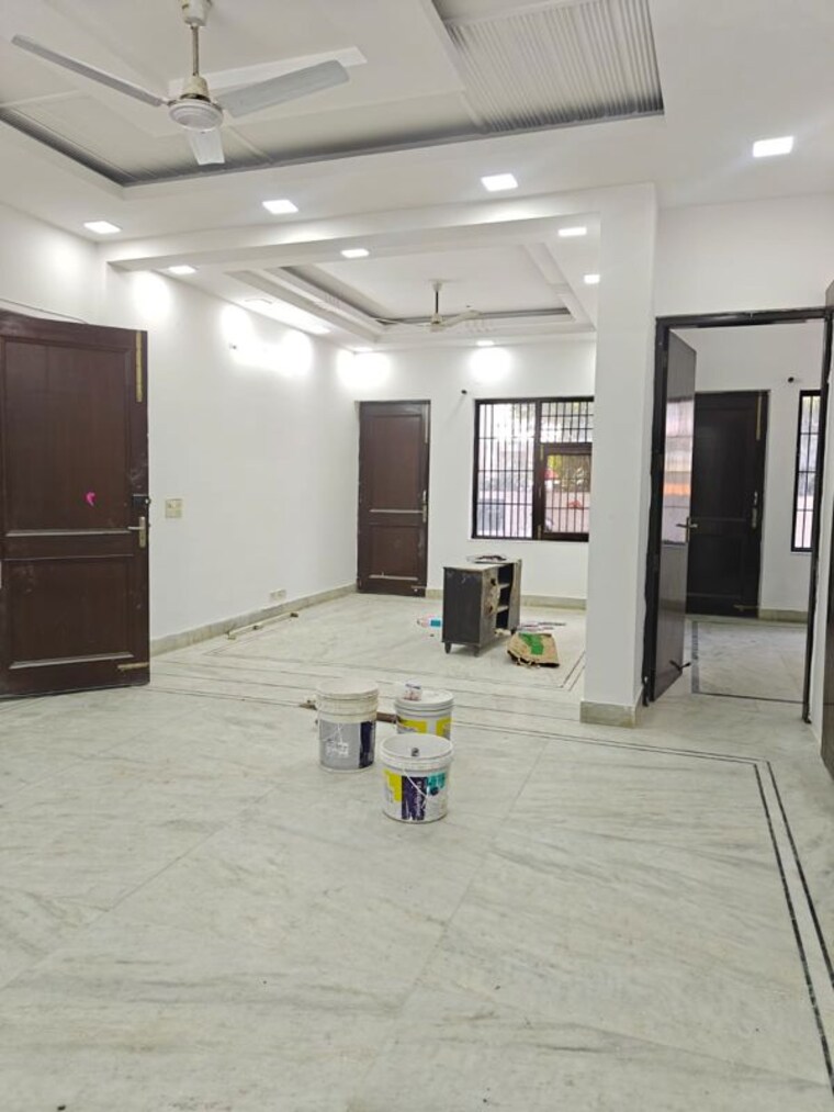  Parking, sector 31 3 Bedroom 2569 Sq.Ft. Builder Floor In Sector 31 Gurgaon 9858176