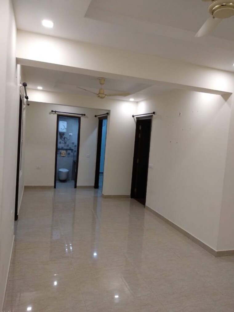 Room, mi-rustle-court 2.5 Bedroom 1550 Sq.Ft. Apartment In Gomti Nagar Lucknow 9858337