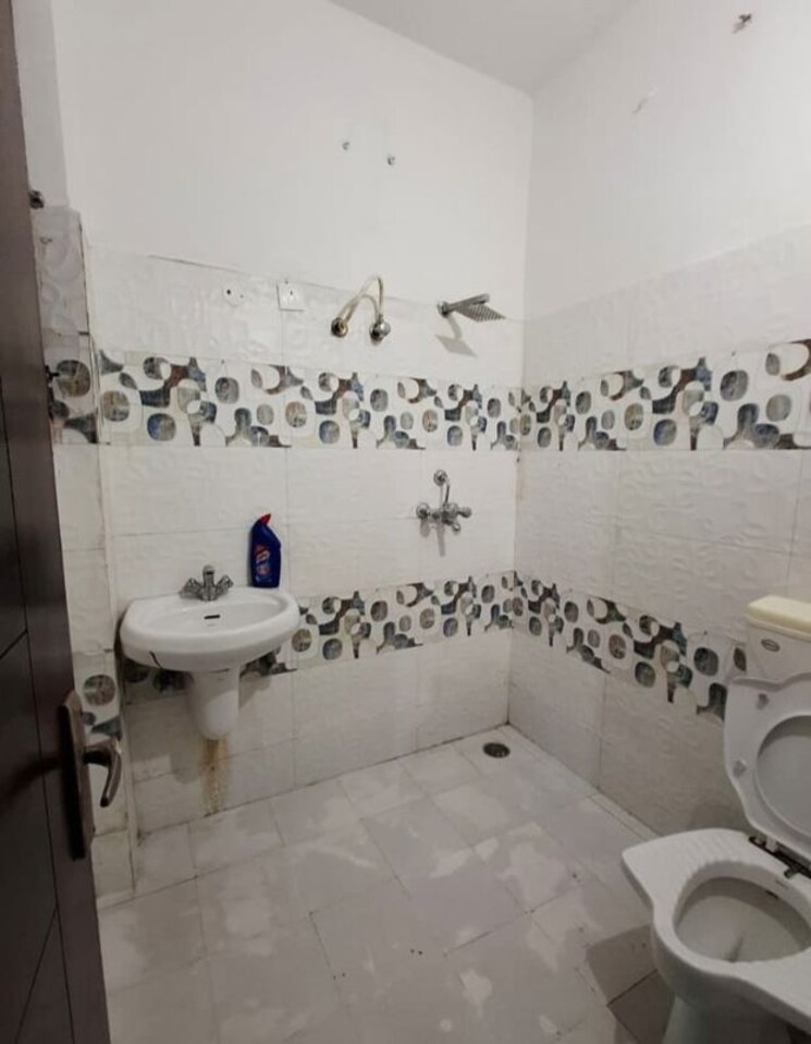 Bathroom, pir machalla 2 Bedroom 1000 Sq.Ft. Apartment In Pir Machalla Zirakpur 9858442