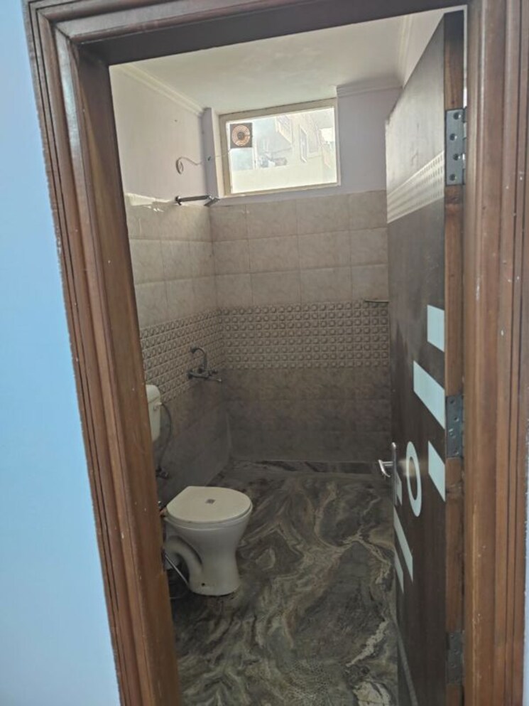 Bathroom, rwa-residential-society-sector-46 2.5 Bedroom 190 Sq.Yd. Builder Floor In Sector 46 Gurgaon 9858411