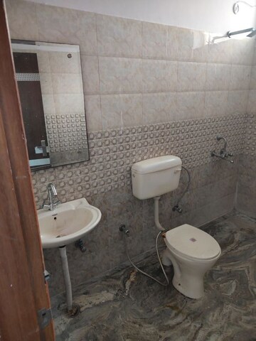 Bathroom in 2.5 BHK Builder Floor at RWA Residential Society Sector 46, Sector 46 – for Rent