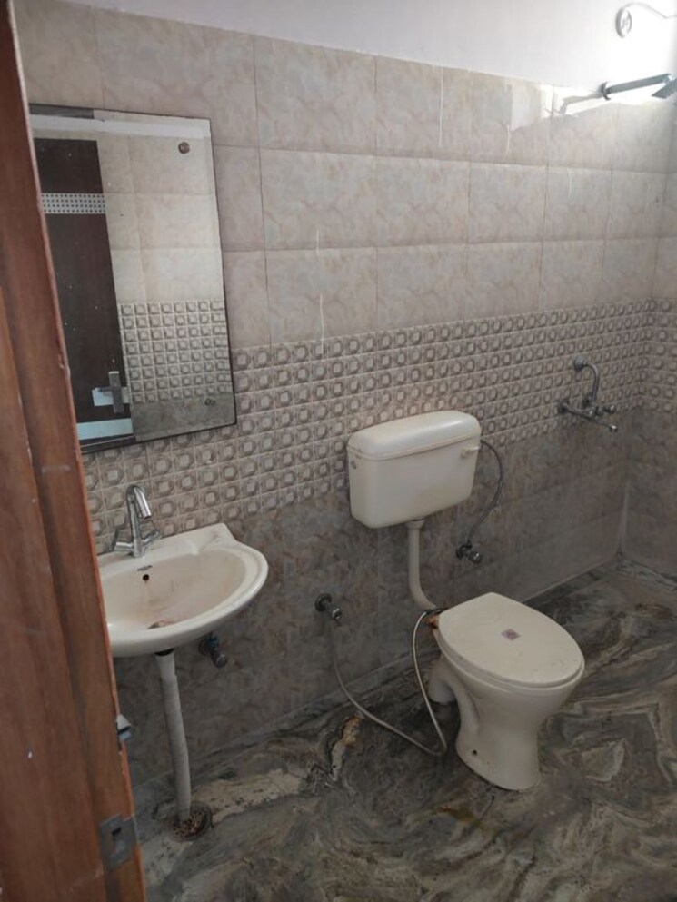 Bathroom, rwa-residential-society-sector-46 2.5 Bedroom 190 Sq.Yd. Builder Floor In Sector 46 Gurgaon 9858411