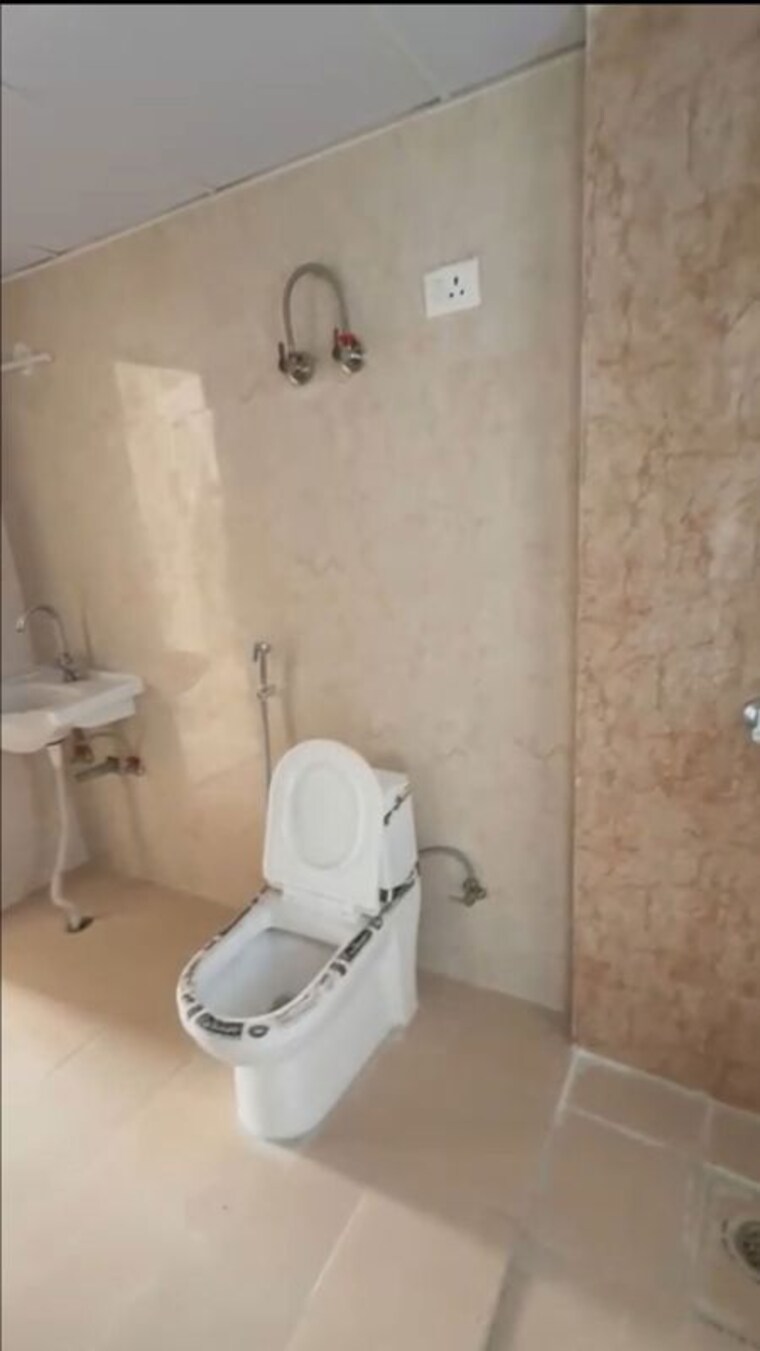 Bathroom, amrapali-heartbeat-city 3 Bedroom 1350 Sq.Ft. Apartment In Sector 107 Noida 9858929