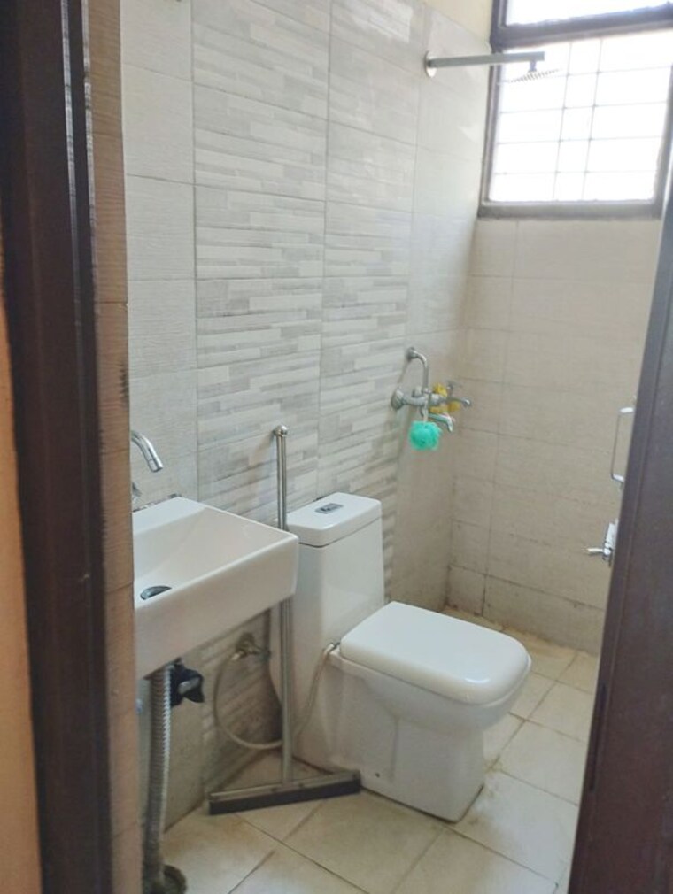 Bathroom, dhakoli 2 Bedroom 1000 Sq.Ft. Builder Floor In Dhakoli Zirakpur 9858942
