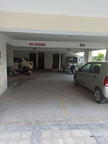Parking in 3 BHK Builder Floor at Ghazipur – for Sale