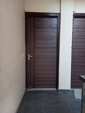 Room in 3 BHK Builder Floor at Ghazipur – for Sale