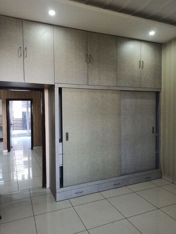 Room in 3 BHK Builder Floor at Ghazipur – for Sale