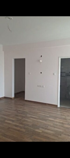 Room in 2 BHK Apartment at Ansal Sushant Golf city, Sushant Golf City – for Sale