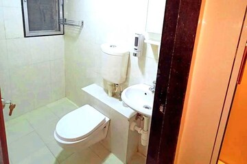 Bathroom in 1.5 BHK Apartment at Shapoorji Pallonji Sarova, Kandivali East – for Sale