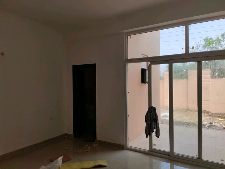 Room, noida central 3 Bedroom 2530 Sq.Ft. Villa In Noida Central Noida 9859814
