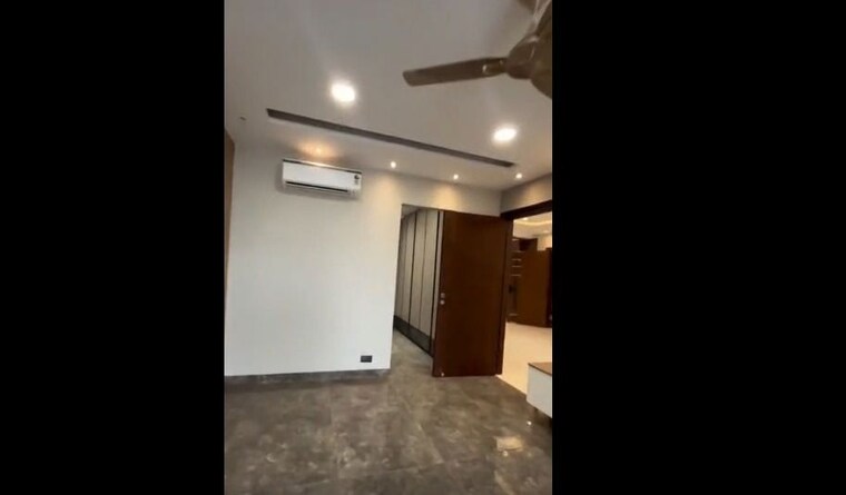 Room, kheri kalan 4 Bedroom 438 Sq.Yd. Builder Floor In Kheri Kalan Faridabad 9860007