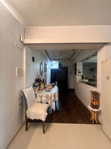 Parking in 3 BHK Apartment at Seven Bunglow – for Rent