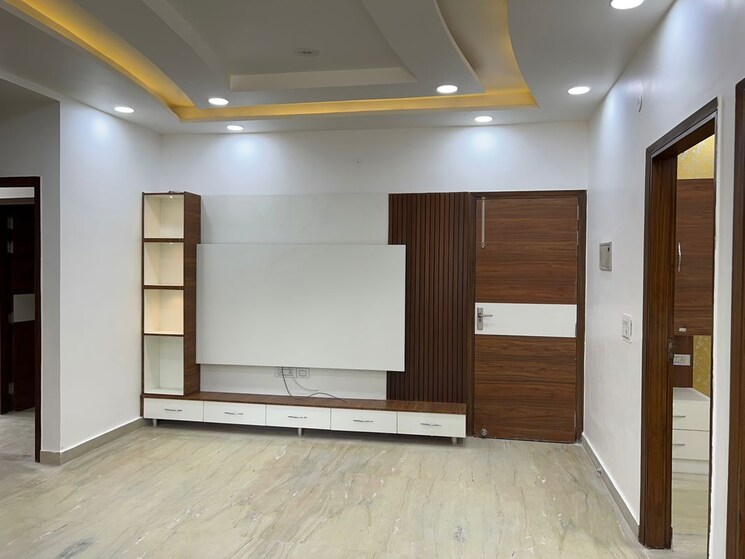 Room, deep vihar 4 Bedroom 110 Sq.Yd. Builder Floor In Deep Vihar Delhi 9860657