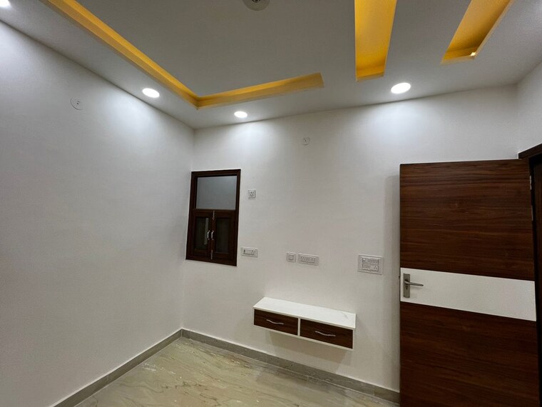 Room, deep vihar 4 Bedroom 170 Sq.Yd. Builder Floor In Deep Vihar Delhi 9860663