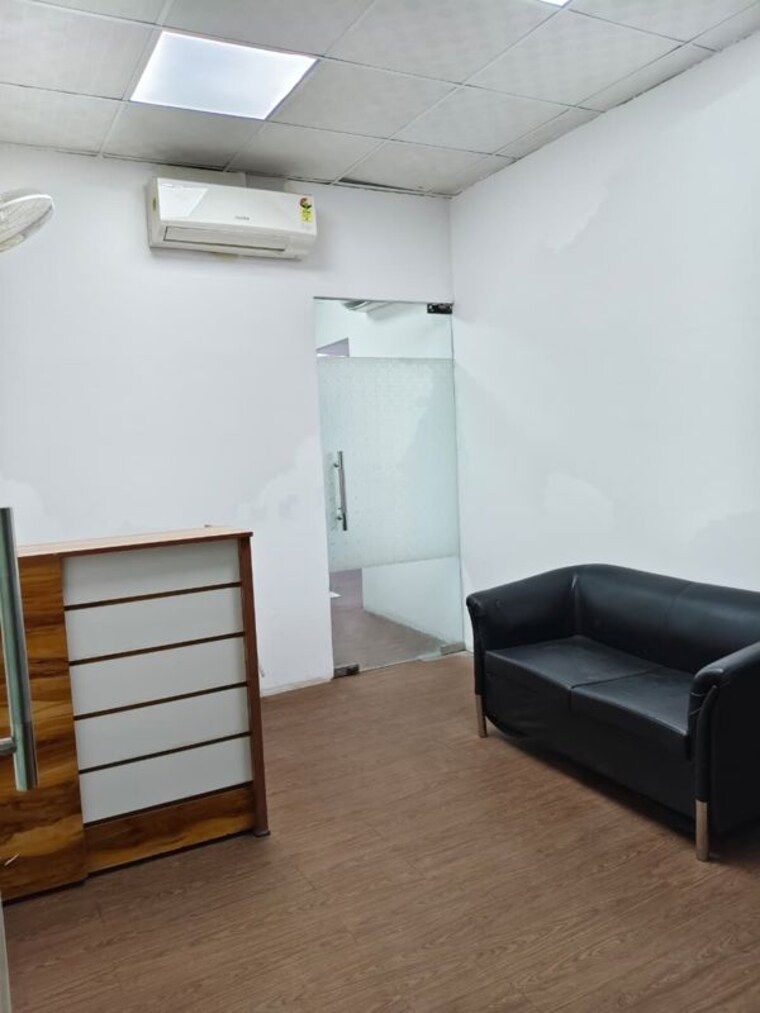 Room, sector 63 Commercial Office Space 1200 Sq.Ft. In Sector 63 Noida 9860958