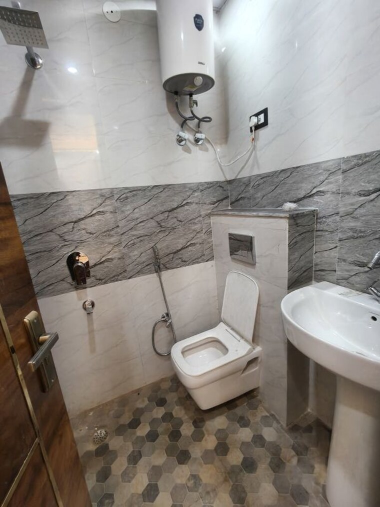 Bathroom, divya-angels 1 Bedroom 675 Sq.Ft. Builder Floor In Indrapuram Ghaziabad 9861015