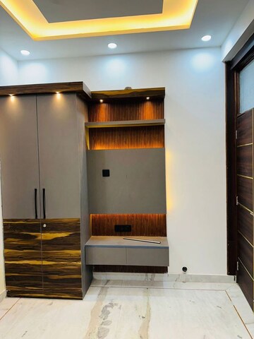 Furnished Amenities in 3 BHK Apartment at Niti Khand I – for Rent