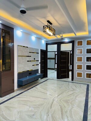 Room in 3 BHK Apartment at Niti Khand I – for Rent