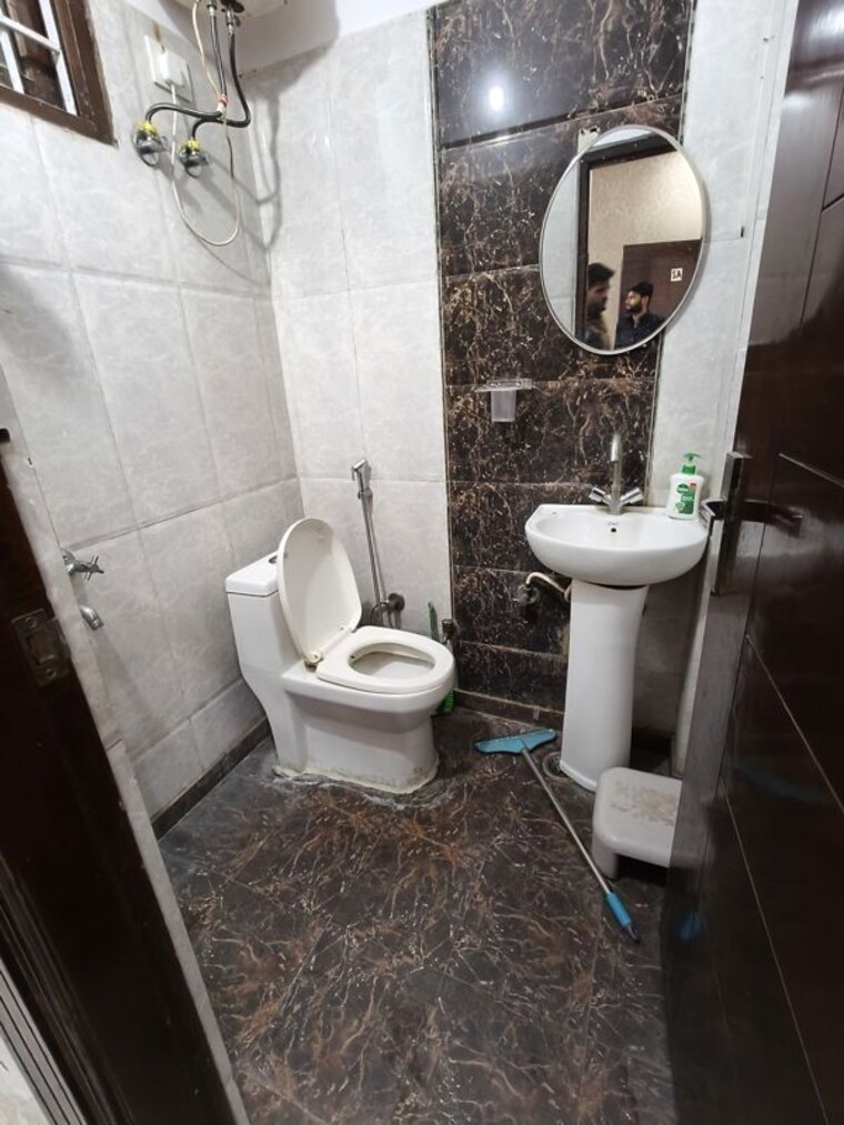 Bathroom, divyansh-homes 2 Bedroom 850 Sq.Ft. Builder Floor In Indrapuram Ghaziabad 9861060