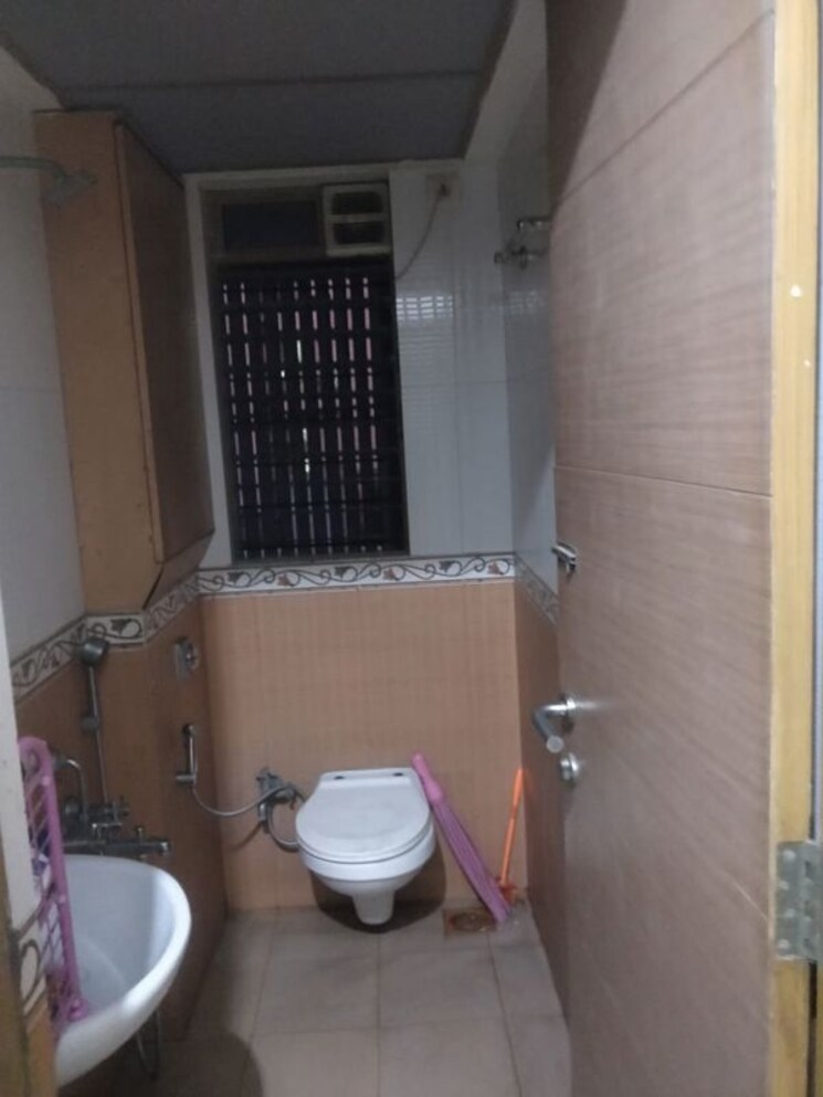 Bathroom, riddhi-tower 3 Bedroom 779 Sq.Ft. Apartment In Malad East Mumbai 9861025