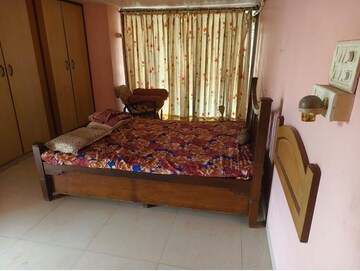 Bedroom in 2 BHK Apartment at Khar West – for Rent