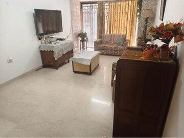 Room in 2 BHK Apartment at Khar West – for Rent