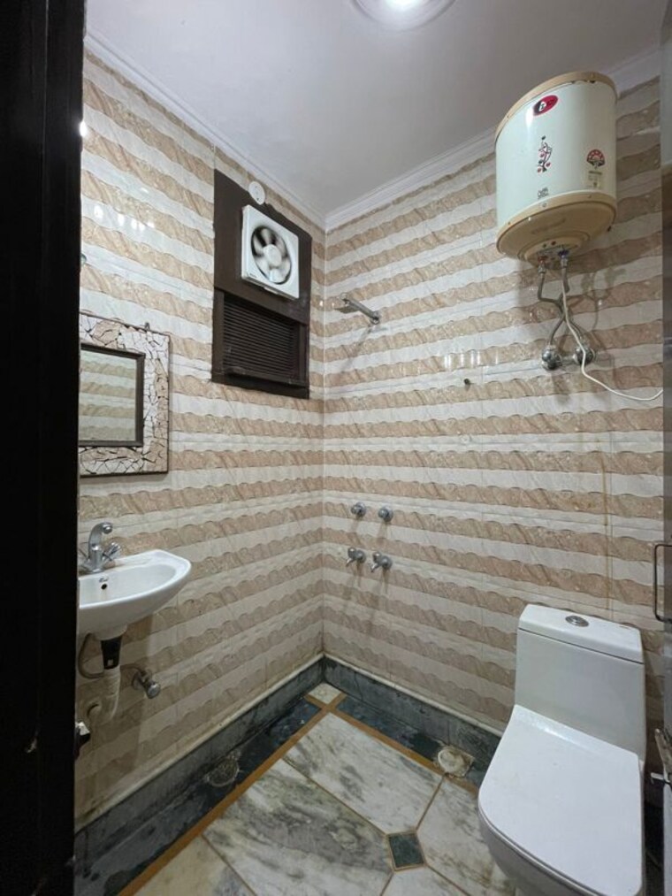 Bathroom, malviya nagar 2 Bedroom 1000 Sq.Ft. Builder Floor In Malviya Nagar Delhi 9861358
