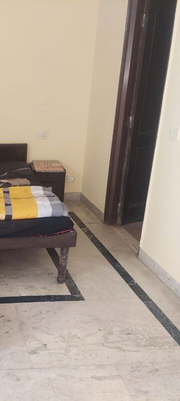 Room in 3 BHK Builder Floor at Dlf City Phase 3 – for Rent