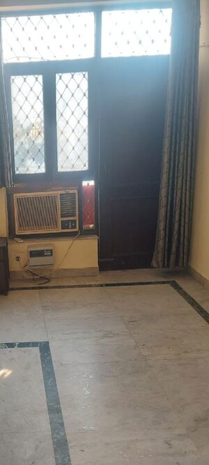 Room in 3 BHK Builder Floor at Dlf City Phase 3 – for Rent