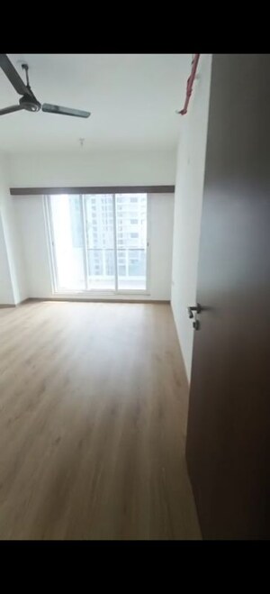 Room in 3 BHK Apartment at Sheth Avalon, Laxmi Nagar – for Rent