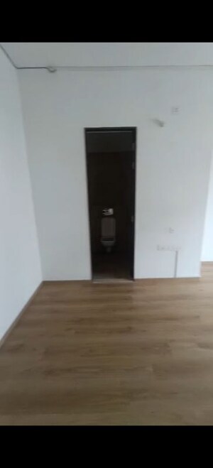 Room in 3 BHK Apartment at Sheth Avalon, Laxmi Nagar – for Rent