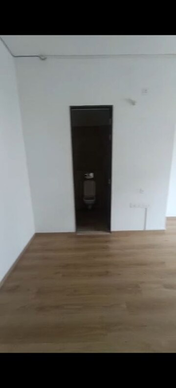 Room in 3 BHK Apartment at Sheth Avalon, Laxmi Nagar – for Rent