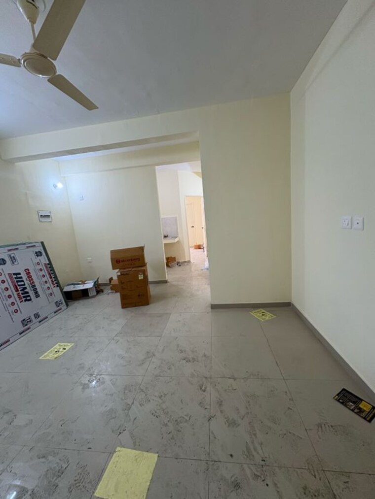 Room, pyramid-altia 2.5 Bedroom 800 Sq.Ft. Apartment In Sector 70a Gurgaon 9861565