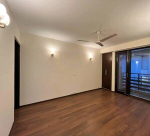 Room in 3 BHK Builder Floor at Defence Colony – for Rent