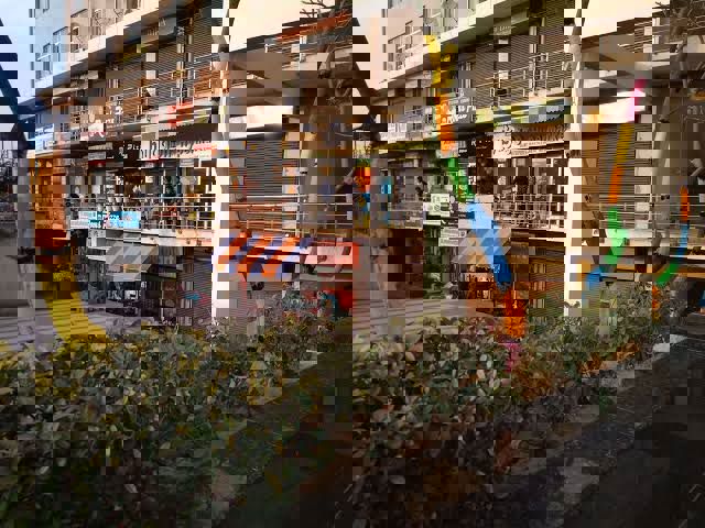 Retail Shop For Sale in Paramount Golfforeste