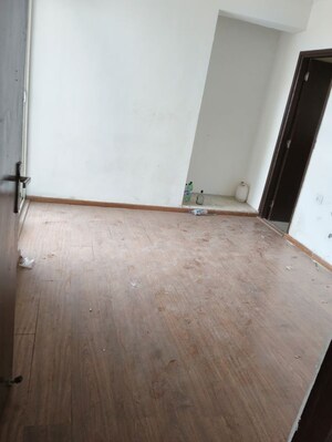 Room in 2.5 BHK Apartment at Amrapali Leisure Park, Amrapali Leisure Valley – for Rent