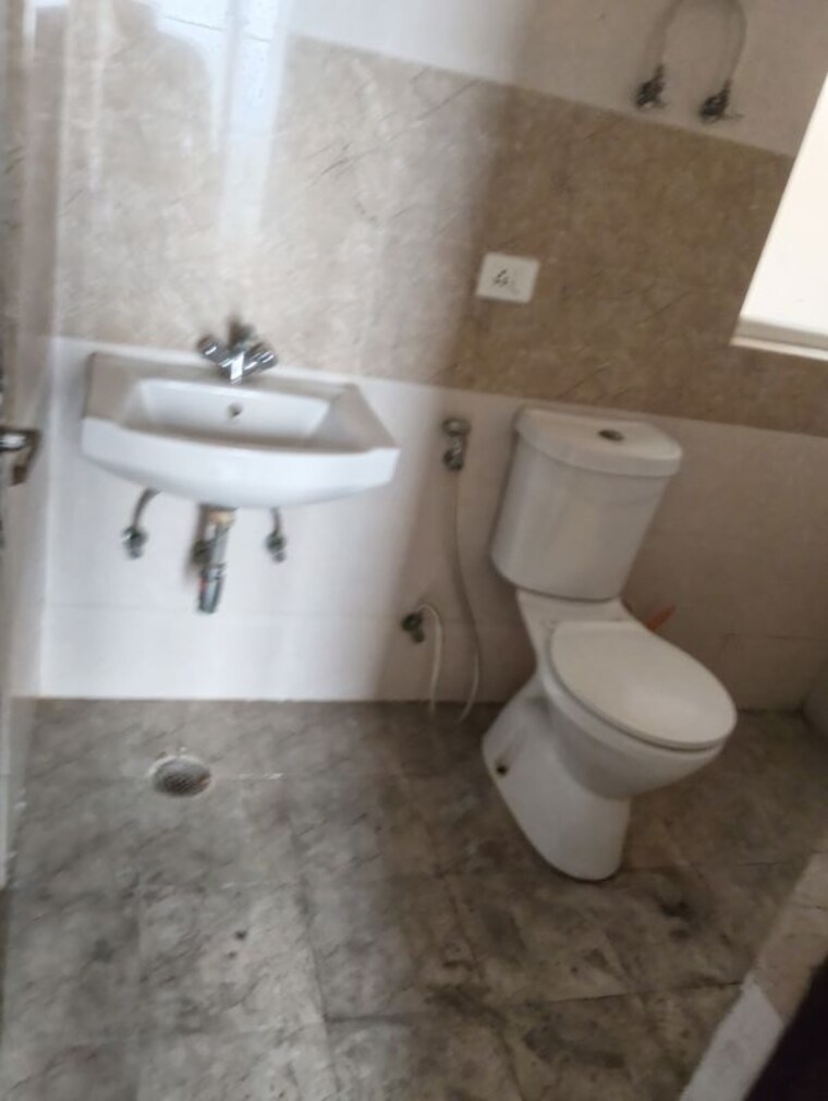 Bathroom, amrapali-leisure-park 2.5 Bedroom 955 Sq.Ft. Apartment In Amrapali Leisure Valley Greater Noida 9861798