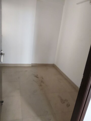 Room in 2.5 BHK Apartment at Amrapali Leisure Park, Amrapali Leisure Valley – for Rent