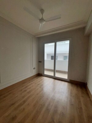 Room in 4 BHK Apartment at DLF The Grove, Sector 54 – for Rent