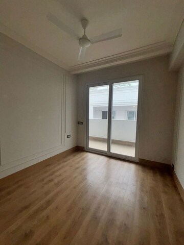 Room in 4 BHK Apartment at DLF The Grove, Sector 54 – for Rent