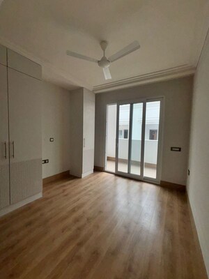 Room in 4 BHK Apartment at DLF The Grove, Sector 54 – for Rent