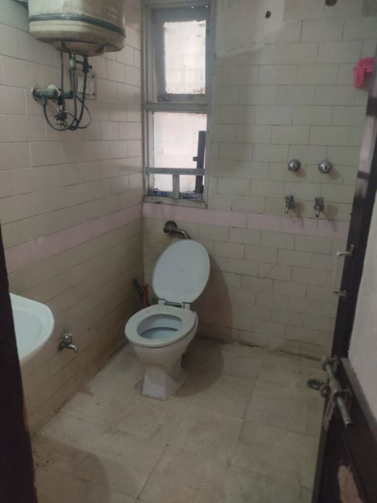 Bathroom, ip extension 3 Bedroom 1297 Sq.Ft. Builder Floor In Ip Extension Delhi 9862193