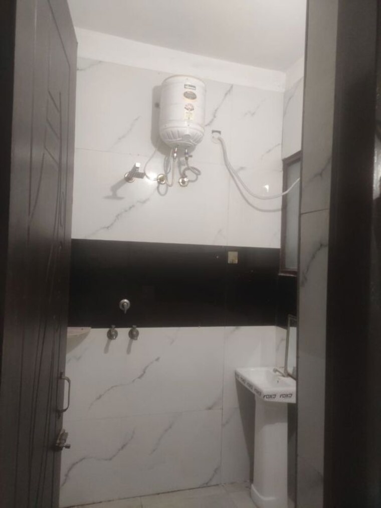 Bathroom, vip road 1 RK 900 Sq.Ft. Apartment In Vip Road Zirakpur 9862700