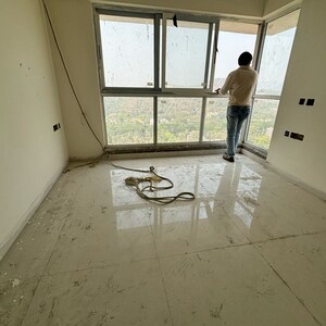 Room in 3 BHK Apartment at Sheth Avante, Mumbai Central Suburbs – for Sale