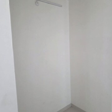 Room in 5 BHK Apartment at Bandra East – for Rent