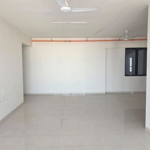 Room in 5 BHK Apartment at Bandra East – for Rent