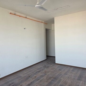 Room in 5 BHK Apartment at Bandra East – for Rent