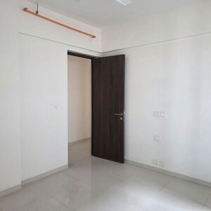 Room in 5 BHK Apartment at Bandra East – for Rent